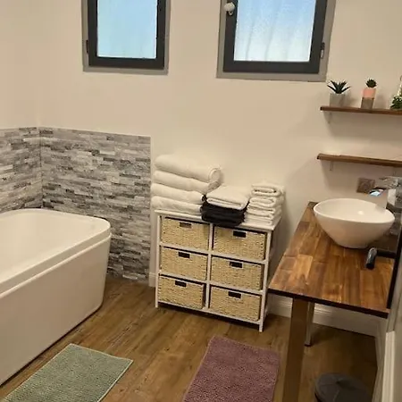 Holiday home Nantes Aeroport 2-5 Couchages-parking-jardin *