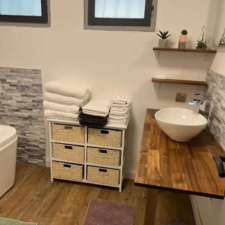 Nantes Aeroport 2-5 Couchages-parking-jardin Holiday home *
