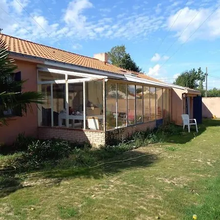 Holiday home Nantes Aeroport 2-5 Couchages-parking-jardin Bouguenais